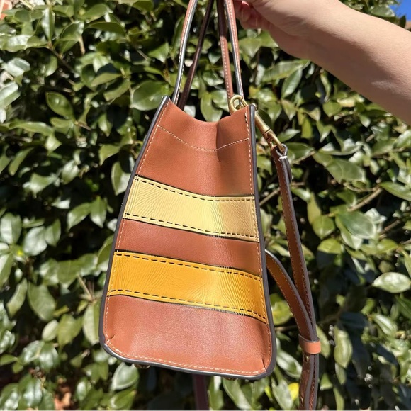 EUC Coach Cashin Carry Bag 22 With Trompe L'oeil Print C9814 - Picture 6 of 14